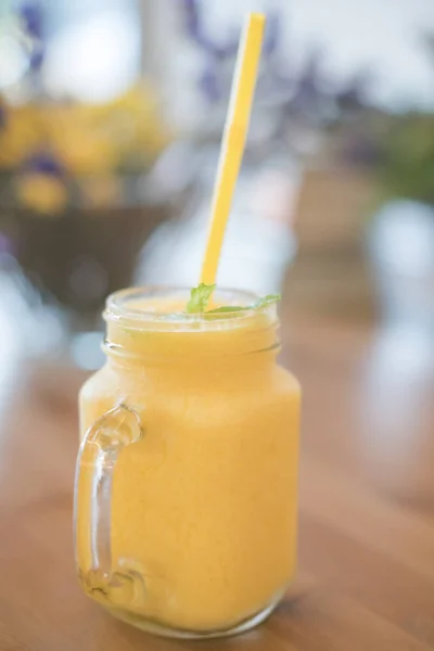 Mango smoothie, gezonde dranken — Stockfoto