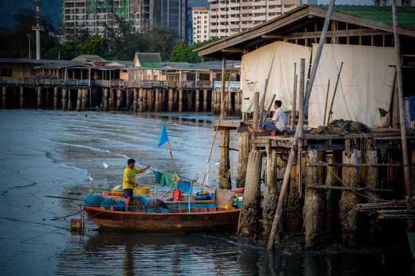 Unidentified fisherman prepare the fishing net at small boat — Stock Photo, Image