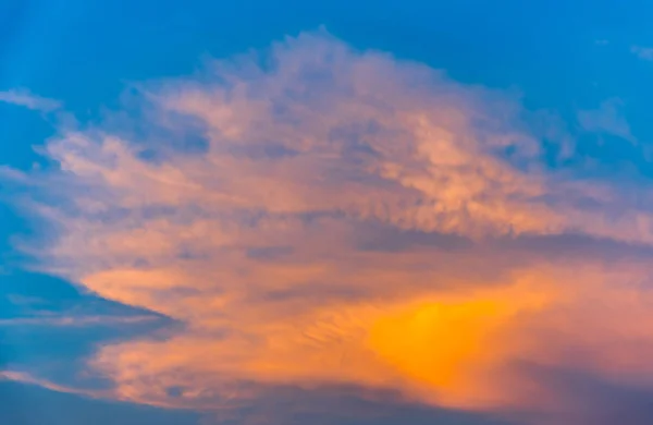 Nori frumoși la apusul soarelui — Fotografie, imagine de stoc