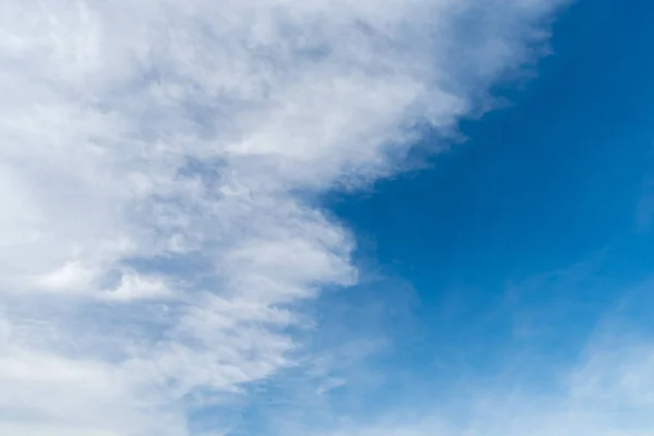 Nuvens brancas agradáveis — Fotografia de Stock