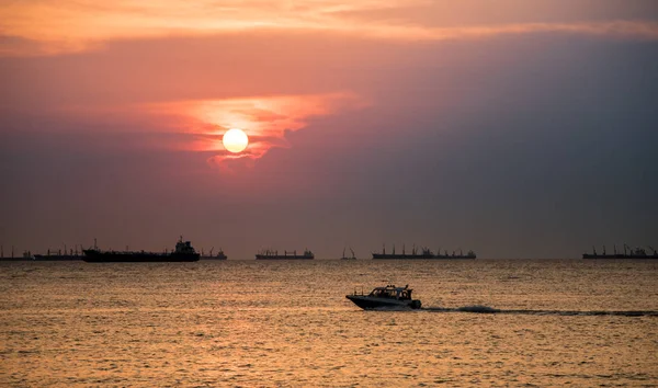Prędkość łodzi na morzu z zachód słońca niebo — Zdjęcie stockowe