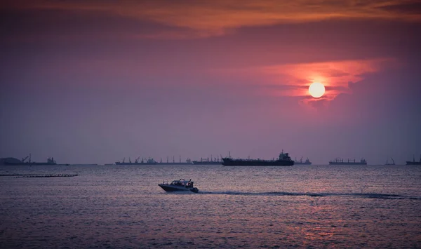 Bateau de vitesse en mer avec coucher de soleil — Photo