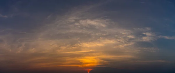 Panoramablick auf den Himmel bei Sonnenuntergang mit Wolken — Stockfoto