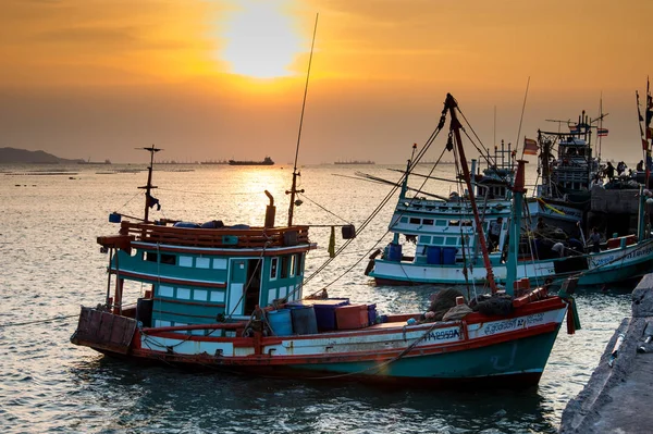 Balıkçı teknesi limanda — Stok fotoğraf