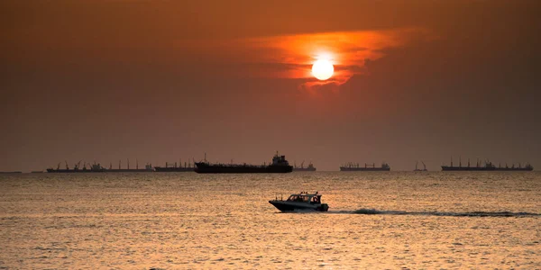 Bateau de vitesse en mer avec coucher de soleil — Photo