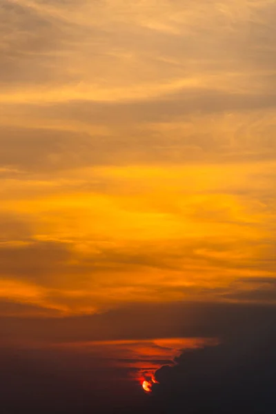 Beau coucher de soleil et nuages — Photo