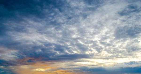 Günbatımı ışığı ile güzel bulutlar — Stok fotoğraf