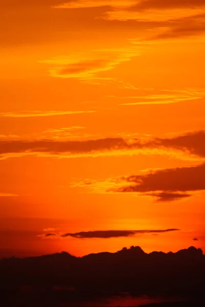 Beaux nuages avec lumière du coucher du soleil au ciel rouge — Photo
