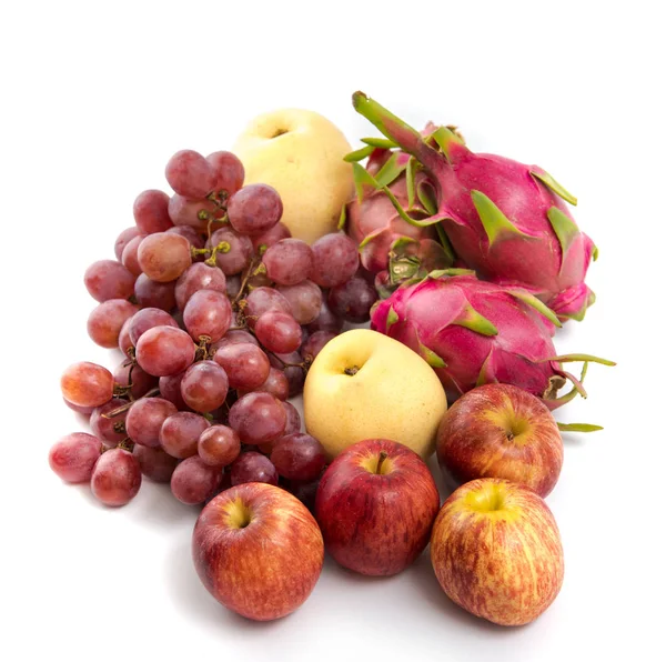 Frutas orgânicas isoladas sobre fundo branco — Fotografia de Stock