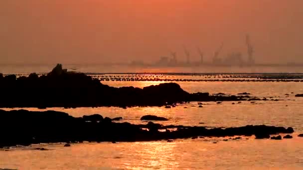 4K Tempo de pôr-do-sol no mar com silhueta de ilha — Vídeo de Stock