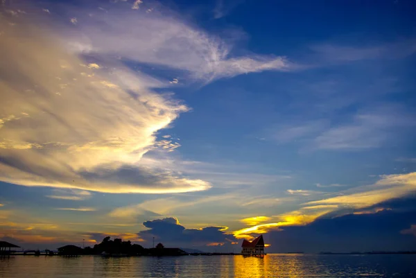 Bonito cielo dramático en el mar con silueta de isla — Foto de Stock