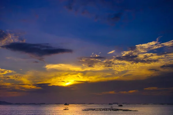 好在海上的夕阳的天空 — 图库照片