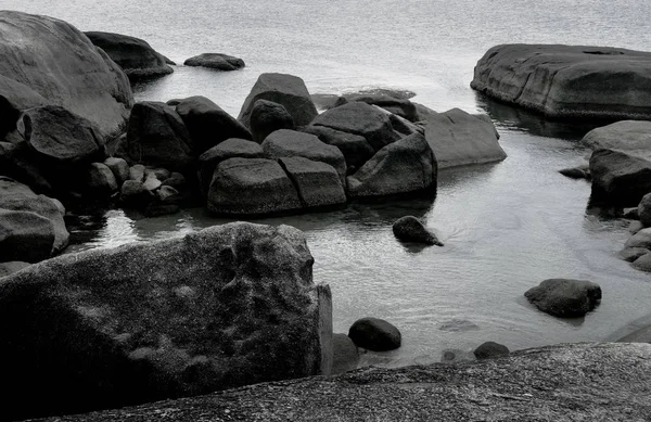 Belle roche dans la mer — Photo