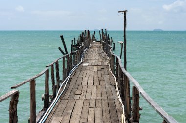 Samui Island, Tha mavi deniz arka plan ile güzel ahşap köprü