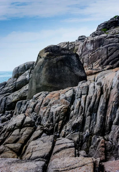 Mooi landschap, Rock op eiland aan zee — Stockfoto