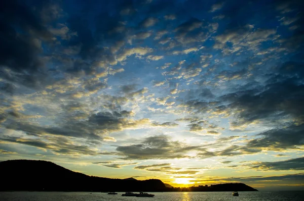 Bonito cielo dramático con barco y silueta de isla — Foto de Stock