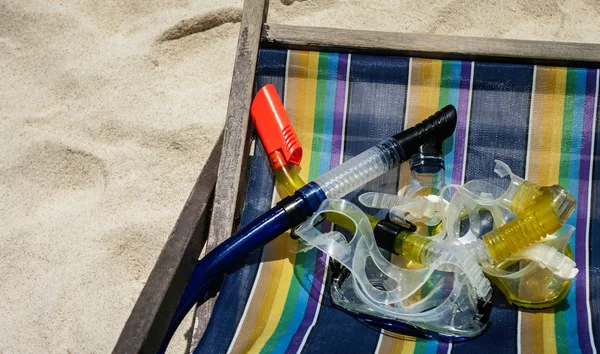 Snorkel, masker ingesteld op strand trampoline — Stockfoto