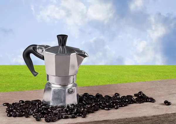 Kahve pot natürmort çim arka plan ahşap tablo — Stok fotoğraf