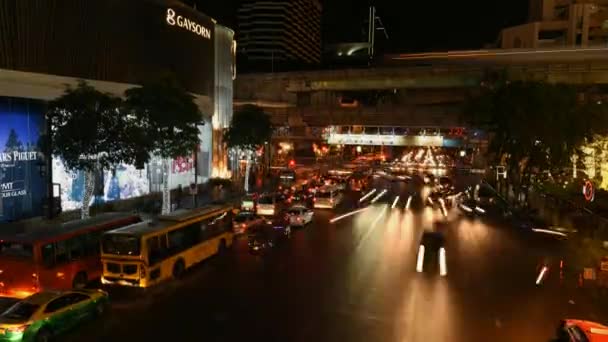 4 k lapso de tempo de trânsito à noite em Ratchaprasong interseção — Vídeo de Stock