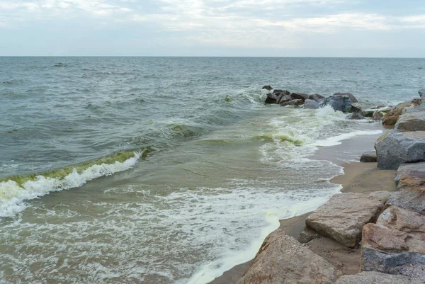 Meereswelle mit Strand, Algenblüte im Meer — Stockfoto