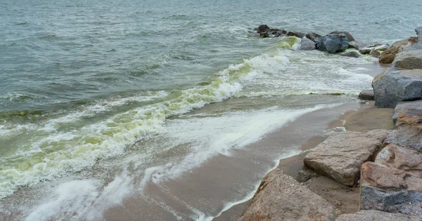 Onda do mar com praia, Algal florescer no mar — Fotografia de Stock