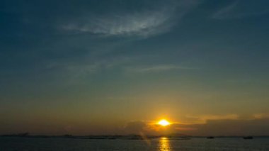 4 k zaman atlamalı büyük güneş Parlatıcı ışık ile deniz günbatımı gökyüzünün 