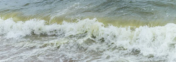 Mořská vlna s pláží, Algal kvetou v moři — Stock fotografie