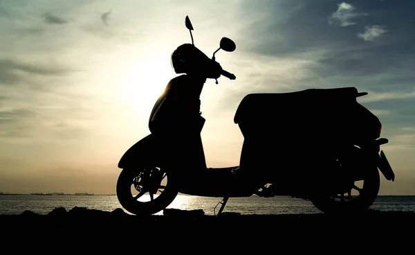 Silhouette scooter al mare — Foto Stock