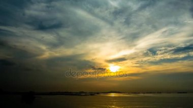 4 k zaman atlamalı günbatımı gökyüzü Si Chang Adası ile denizde