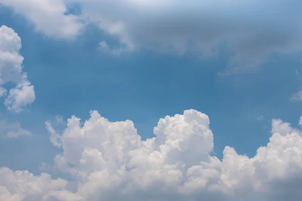 Schöne Wolken am blauen Himmel — Stockfoto