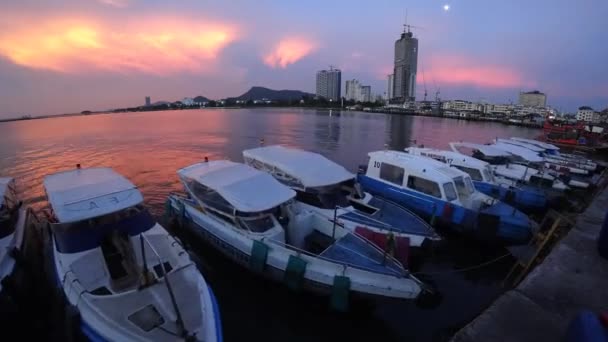 Barco no mar com céu dramático — Vídeo de Stock
