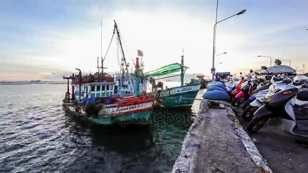 4K lapso de tempo de ancoragem barco pescador no molhe — Vídeo de Stock