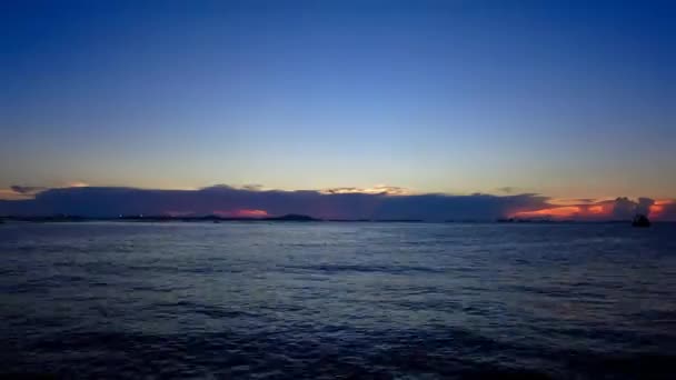 Upływ czasu zachód słońca na morzu z Si Chang island tło, Chonburi, Tajlandia — Wideo stockowe