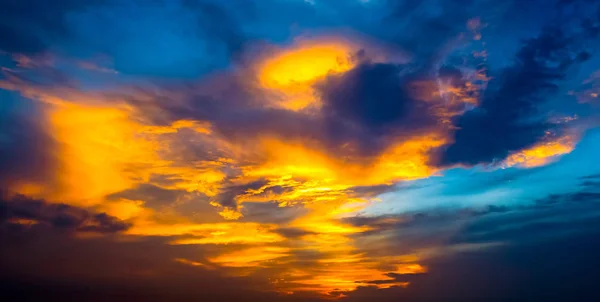 Ciel spectaculaire au coucher du soleil avec nuages — Photo