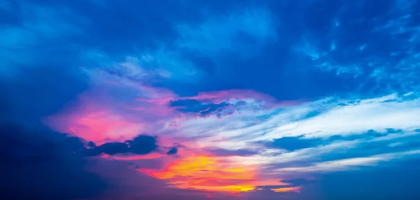 Ciel couchant avec nuages au crépuscule — Photo