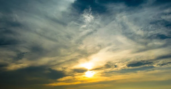 Céu agradável com pôr do sol e nuvens — Fotografia de Stock