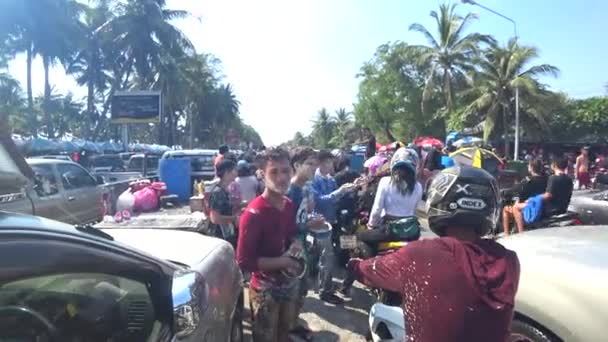 Groep mensen spelen poeder in Songkran festival — Stockvideo