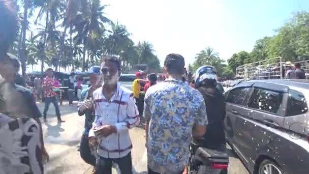 Gruppe spielt Puder beim Songkran-Festival — Stockvideo