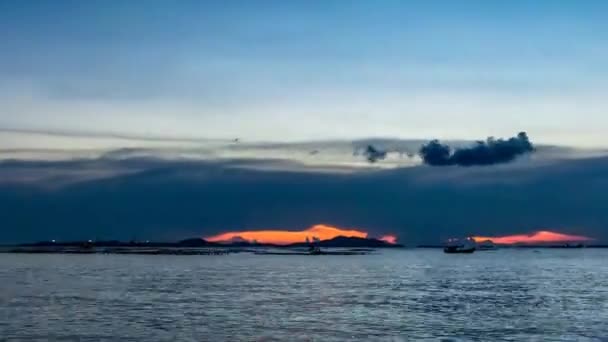 4 k de lapso de tempo do céu por do sol no mar com fundo de ilha (Zoom tiro) — Vídeo de Stock