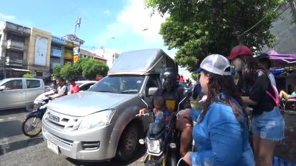 Mensen spelen water in Songkran festival — Stockvideo