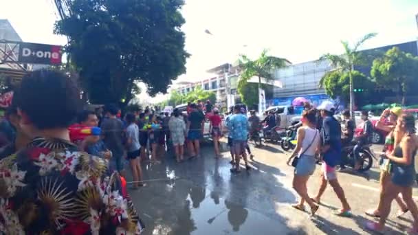Οι άνθρωποι παίζουν νερό Songkran Φεστιβάλ — Αρχείο Βίντεο