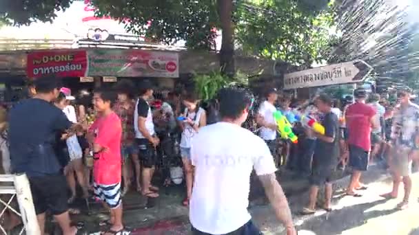 Mensen spelen water in Songkran festival — Stockvideo
