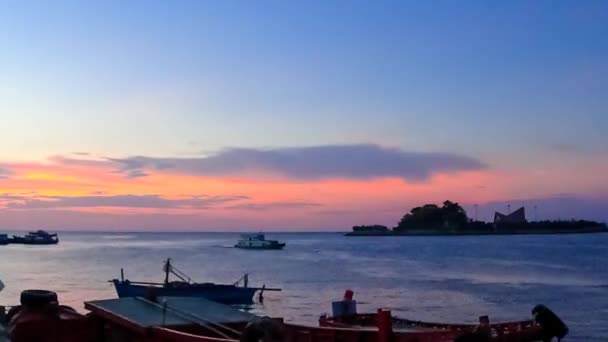 时间流逝的船在海上的夕阳的天空 — 图库视频影像