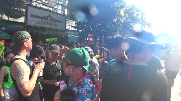 La gente juega al agua en el festival de Songkran — Vídeos de Stock