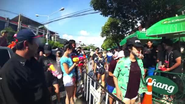 Människor spelar vatten i Songkran festival — Stockvideo