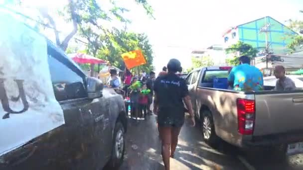 Děti hrají s vodou v Songkran festival — Stock video