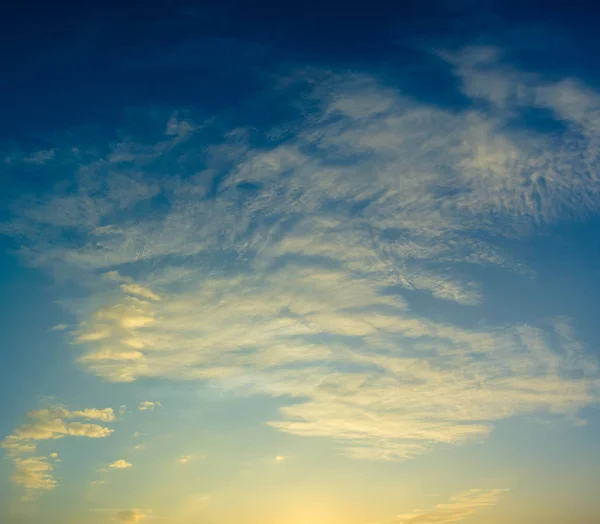 Güzel bulutlar gökyüzü arka planda — Stok fotoğraf
