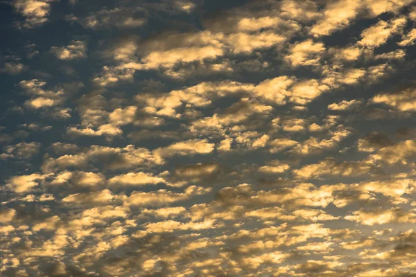Beaux nuages avec lumière dorée — Photo