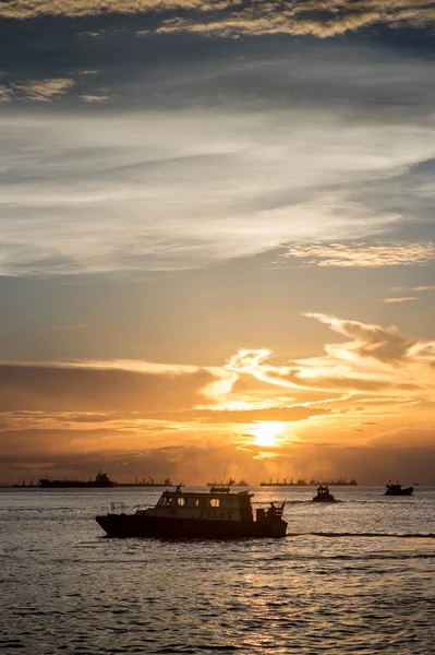 Silhouette de navire à passagers en mer avec fond de ciel couchant — Photo