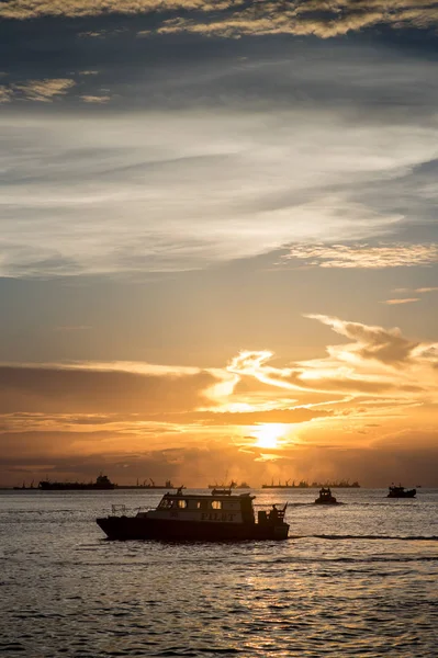 Silueta del buque de pasaje en el mar con fondo de cielo al atardecer —  Fotos de Stock